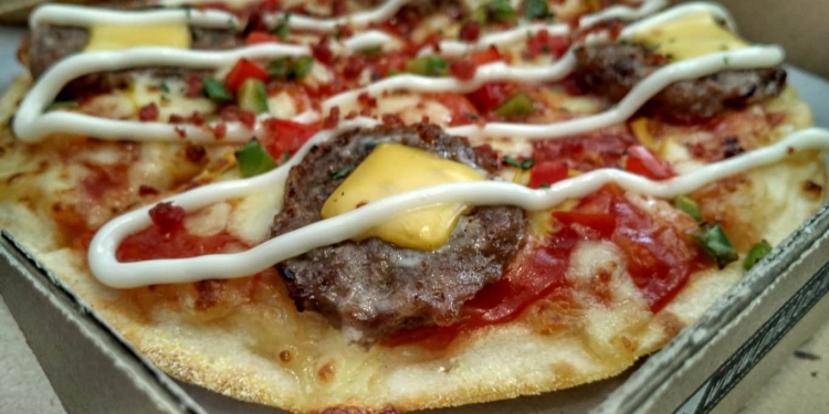 Seru Bareng Cheeseburger Pizza dari PHD