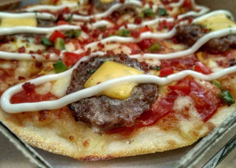 Seru Bareng Cheeseburger Pizza dari PHD