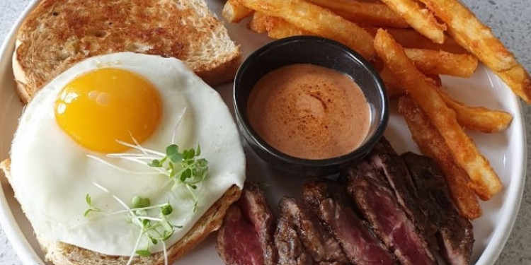 Twin House Bintaro Yang Menyenangkan